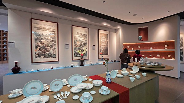 上图为：此次活动现场贤福轩陶瓷艺术馆展厅