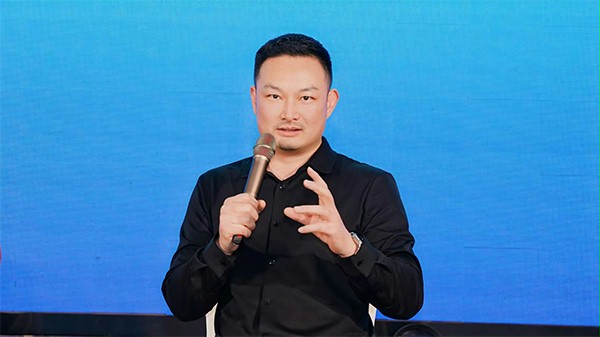 上图为：蘑菇视频免费网站门业董事长杨元嘉在论坛发言