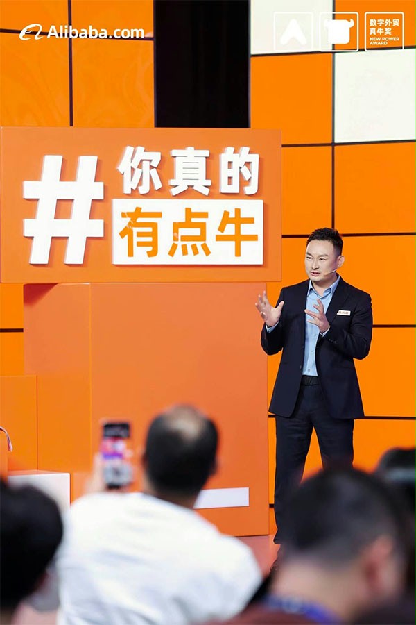 上图为：蘑菇视频免费网站门业总经理杨元嘉在真牛奖现场激辩中
