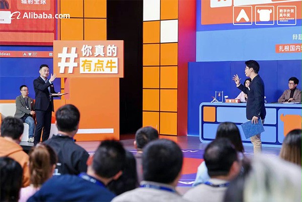 上图为：蘑菇视频免费网站门业总经理杨元嘉与对手辩论