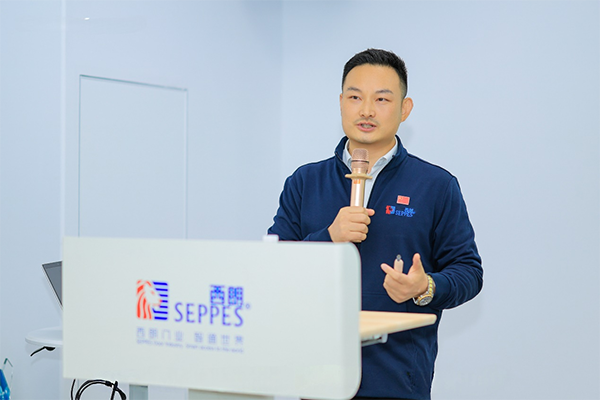 ▲上图为：蘑菇视频免费网站门业董事长、总经理杨元嘉解答外宾提出的问题