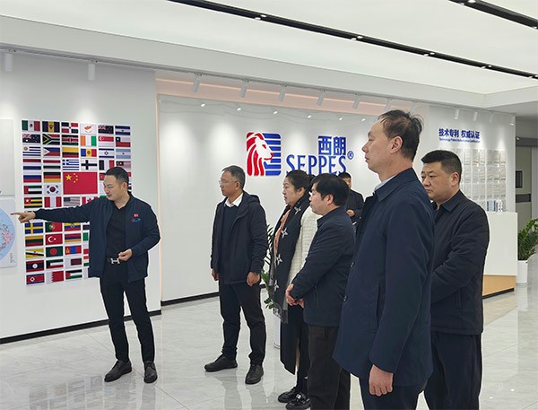 上图为：杨元嘉董事长向来宾们介绍蘑菇视频免费网站门业企业文化展厅