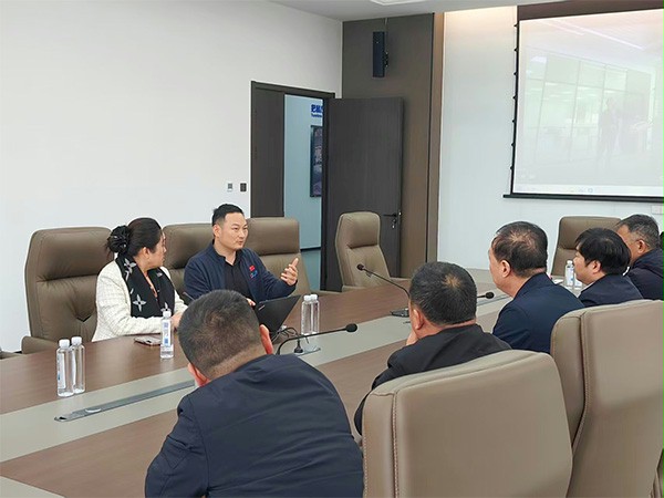 上图为：蘑菇视频免费网站门业董事长杨元嘉向各位领导介绍企业
