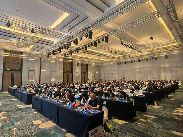 上图为：峰会现场260多位企业家汇聚一堂