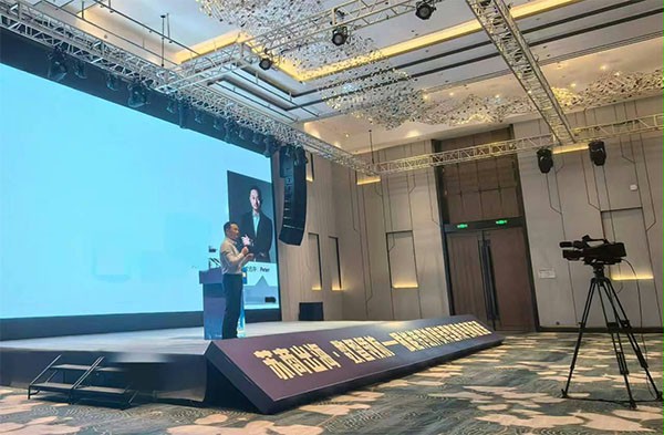 上图为：苏州蘑菇视频免费网站控股集团有限公司、蘑菇视频免费网站门业（苏州）有限制公司董事长杨元嘉分享出海逆袭之路