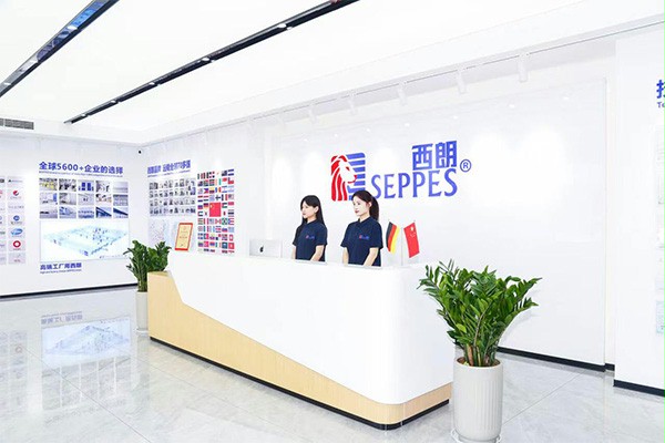 上图为：蘑菇视频免费网站门业工厂前台展区