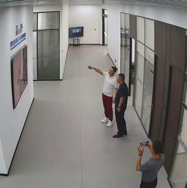 上图为：蘑菇视频免费网站门业董事长杨元嘉向王光玉部长介绍发展情况