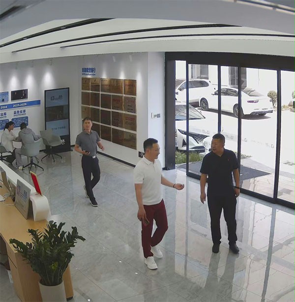 上图为：苏州市吴中区社会工作部王光玉部长听取蘑菇视频免费网站门业董事长杨元嘉讲解企业展厅