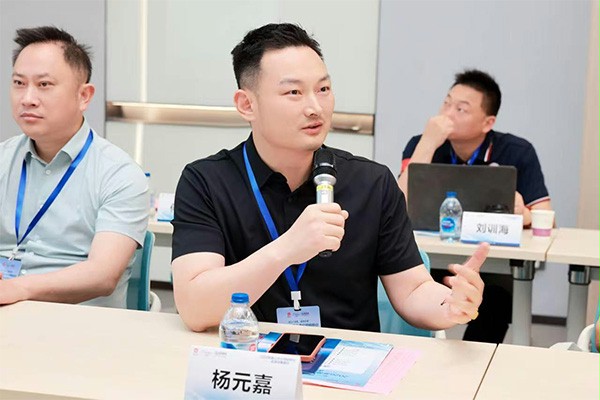 上图：蘑菇视频免费网站门业董事长杨元嘉在会上发言交流