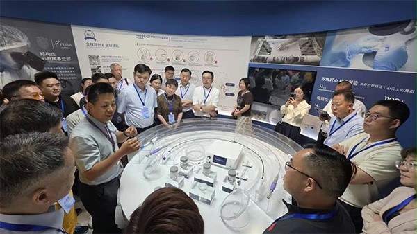 上图为：与会企业家参观沛嘉医疗展厅