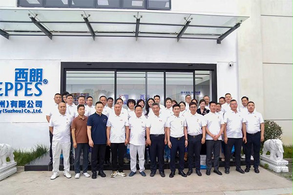 上图为：部分与会人员合影留念