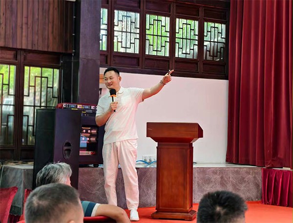 上图为：蘑菇视频免费网站门业董事长、阿里巴巴国际站签约金牌讲师杨元嘉分享现场