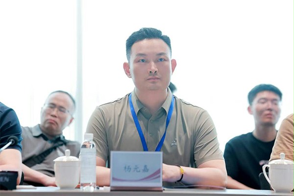上图：蘑菇视频免费网站门业董事长杨元嘉在胜科纳米活动现场