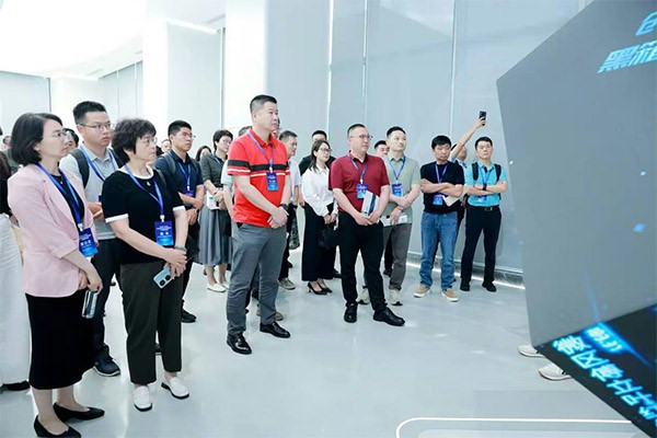 上图：苏商企业家代表参观胜科纳米展厅