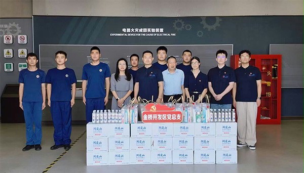 △上图为：蘑菇视频免费网站门业党支部慰问消防救援人员
